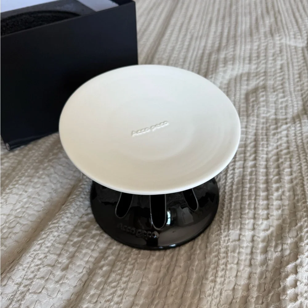 Black and White Cat Feeder